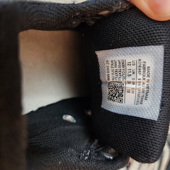 Converse Kids Black and White Low Top Chuck Taylor Padded Style Sneakers Size 12 - Picture 4 of 7